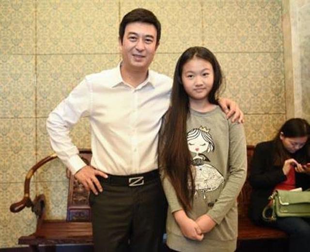 48岁张嘉译近照,2任妻子颜值不相上下,如今8岁女儿长得乖巧漂亮