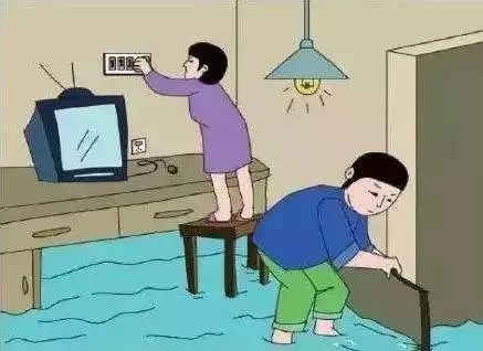 福州2人暴雨中被电死?官方回应:系电晕 无生命危险
