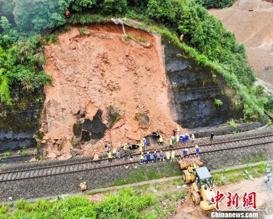 5 江西景德镇铁路现山体滑坡 挖出土方600方