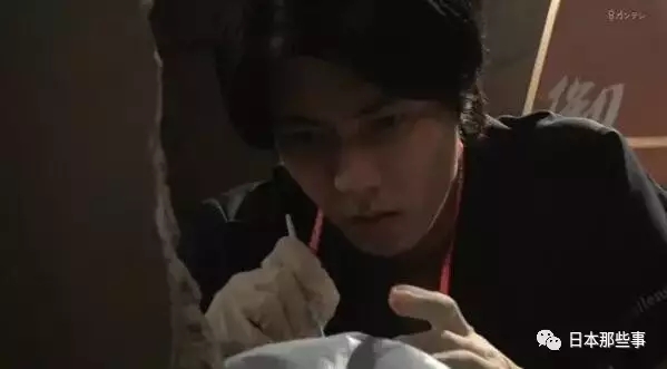 二宫和也也是公认的左撇子。