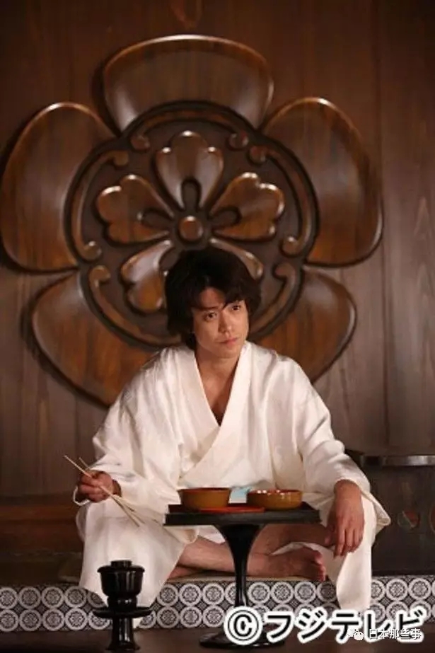 再比如山下智久。山P平常吃饭也都是惯用左手。