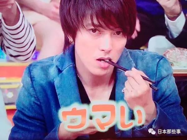 但在《Code Blue》里山P做手术的场景，基本都是改用右手拿手术刀的，事前也是经过了不断的练习。