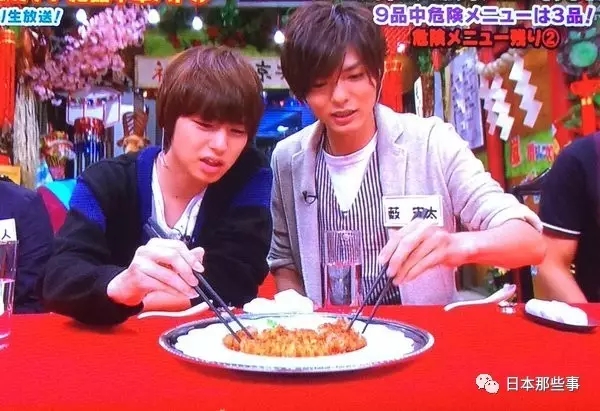 竹内涼真。吃饭是惯用左手。