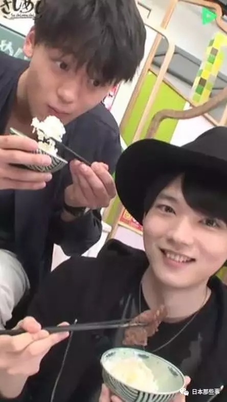 写字也是惯用左手。