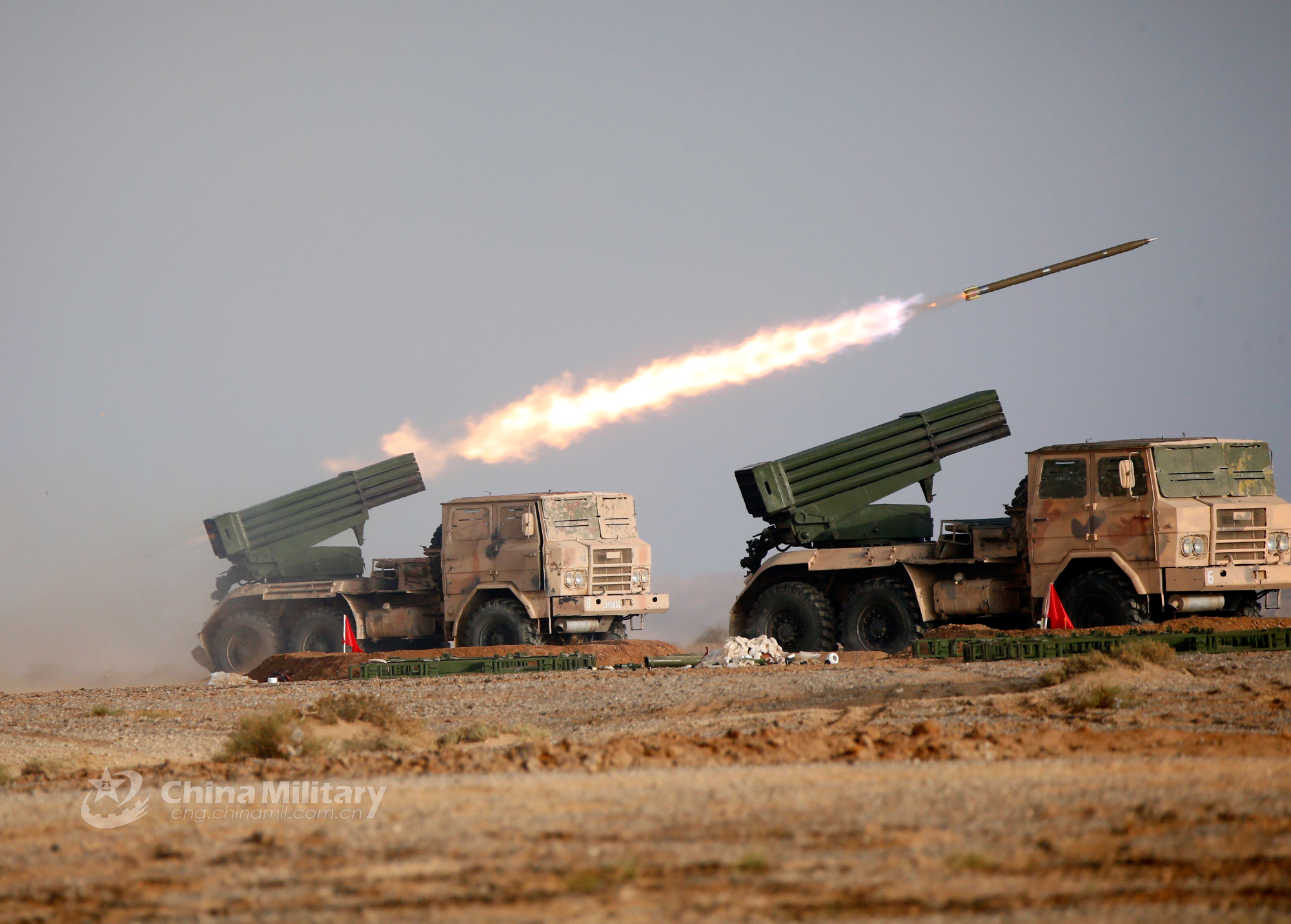 老炮打出新威力!我军122毫米火箭炮霸气侧漏