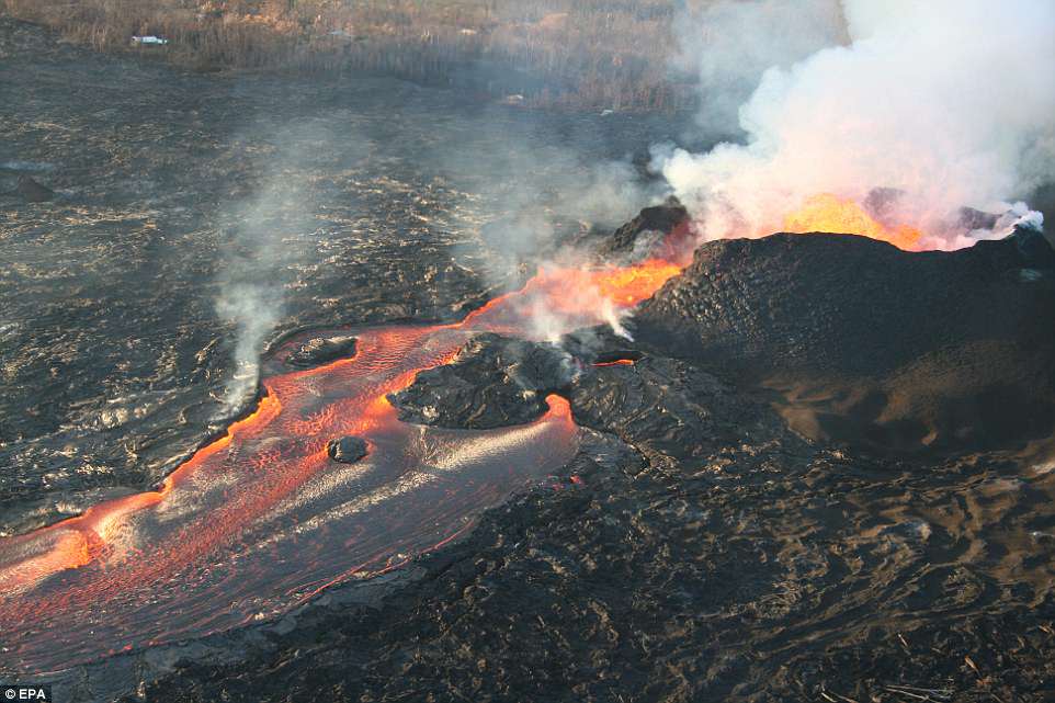 夏威夷火山喷发的熔岩正在地底飞速流动扩散