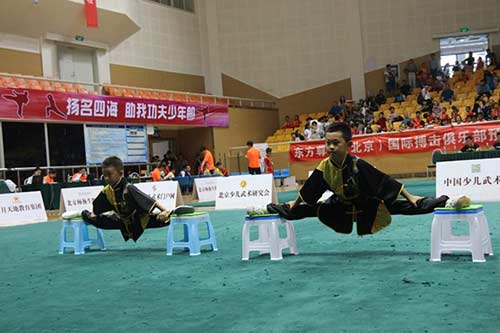 上大展拳脚功夫,现场人头攒动,武林骄子们大展身手……小选手们在公开