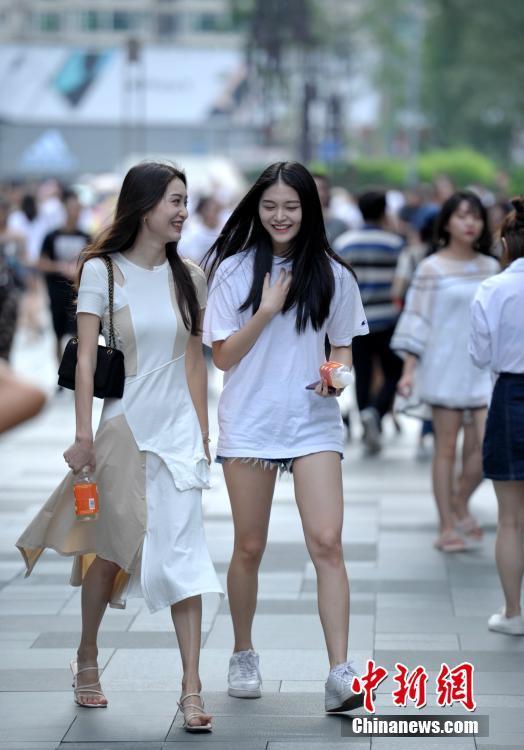4 成都夏日街头的时尚美