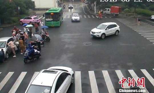 众人雨中抬车救人 常山县委宣传部提供