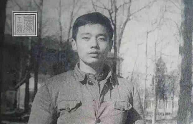 年轻时的葛优脑袋上还有头发,青涩年华。谁变化大?