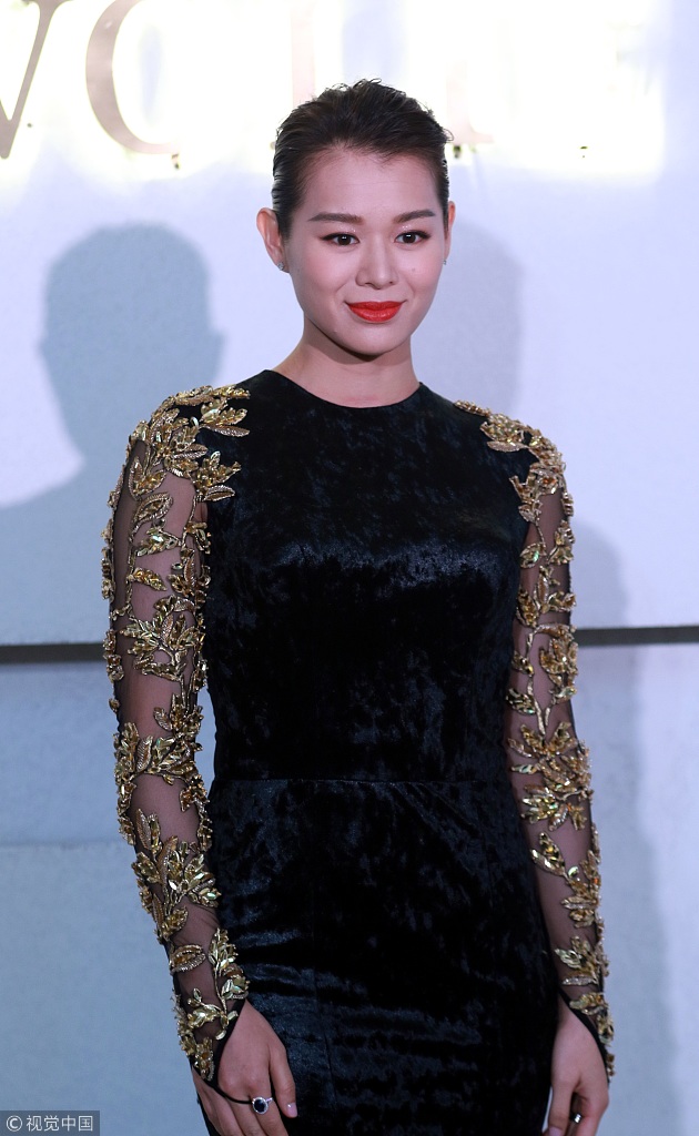 胡杏儿穿透视黑裙大秀美背性感迷人