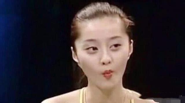 刚出道的范冰冰素颜朝天，气质十分好，扎着高高的马尾，超级好看。