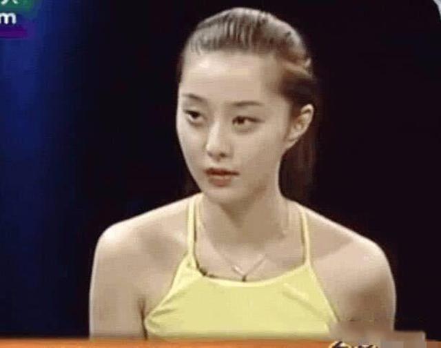 她扎着高马尾，穿着黄吊带，十分稚嫩，脸真的嫩出水。第一眼就知道她的颜值是天生的。