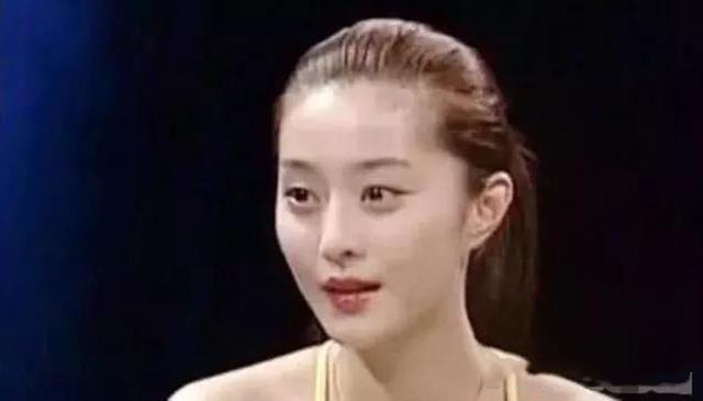 刚出道，她参加节目也没有浓妆艳抹，仔细看看，她连眉毛和眼睛都没画。