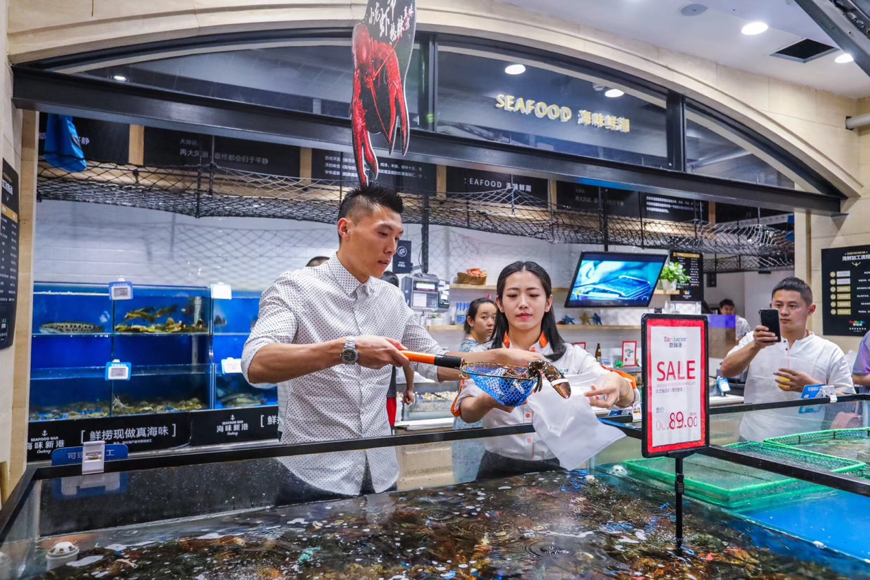 png以社区为单位的新零售门店里,邻里经济是一个重要的突破口.