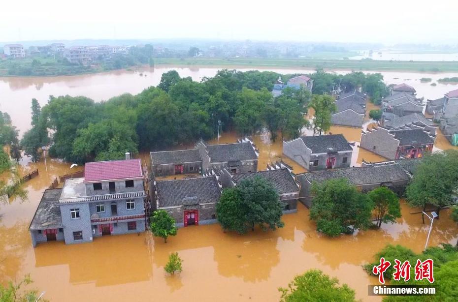 航拍江西丰城暴雨成灾 房屋变"水上楼阁"