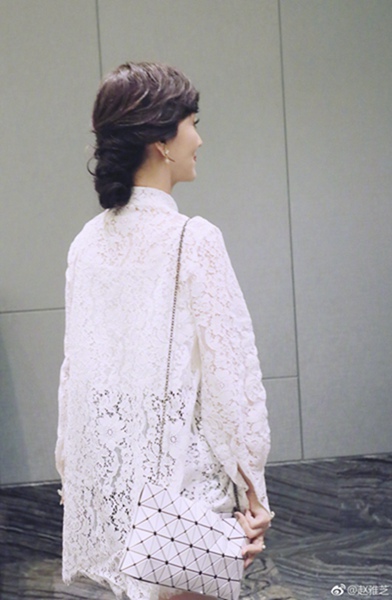 优雅转身更是上演撩人背影杀