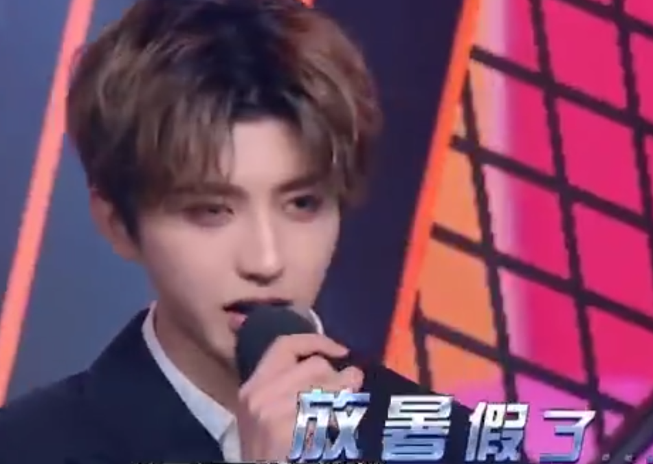 蔡徐坤穿西装演绎表情包 搞怪也不忘耍酷