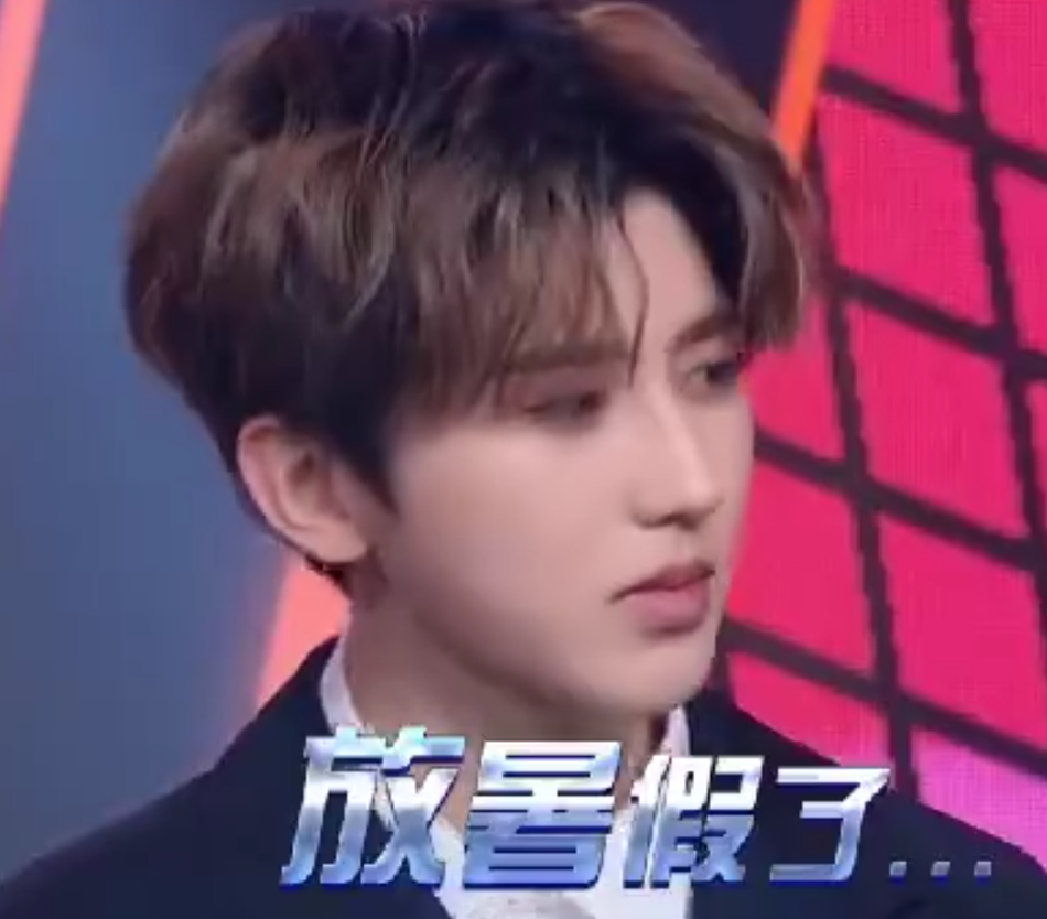 蔡徐坤穿西装演绎表情包 搞怪也不忘耍酷