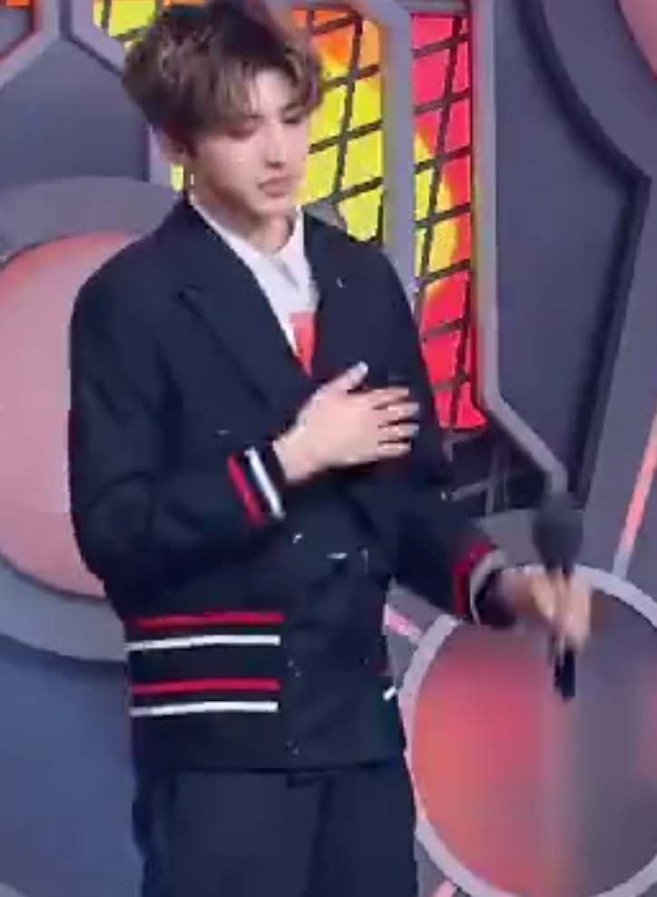 蔡徐坤穿西装演绎表情包 搞怪也不忘耍酷