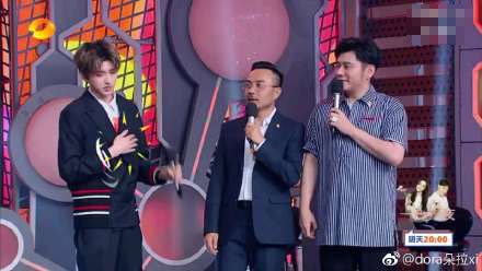 蔡徐坤穿西装演绎表情包 搞怪也不忘耍酷