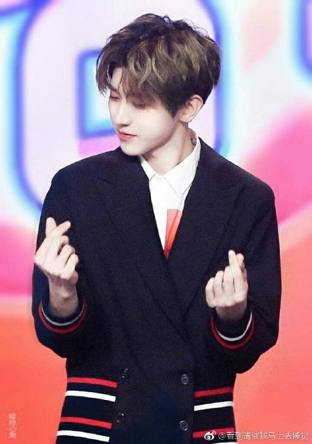 蔡徐坤穿西装演绎表情包 搞怪也不忘耍酷