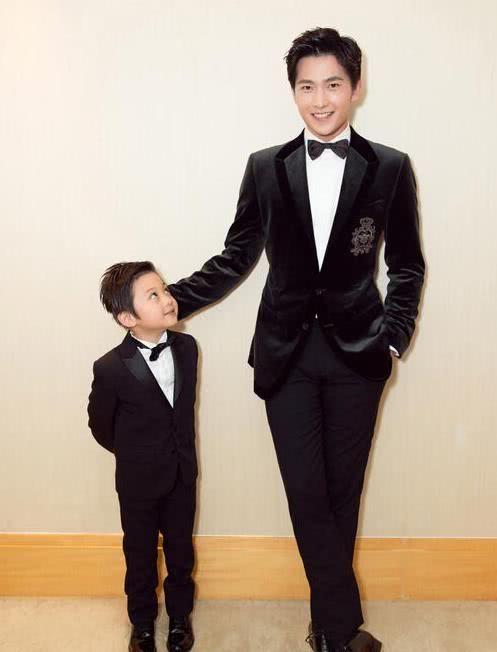 杨洋跟谁合影都带着微笑和他却变了脸网友这关系不一般