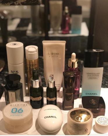 网友们调侃道：这才是女明星用的护肤品，还真以为她们会用平价护肤品吗？不存在的！