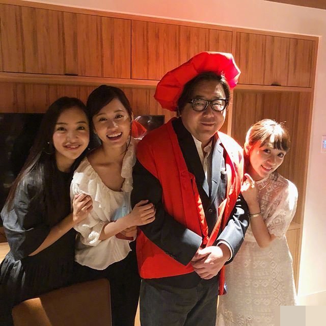 组图 Akb48新老成员为秋元康庆生前田敦子高桥南都来了