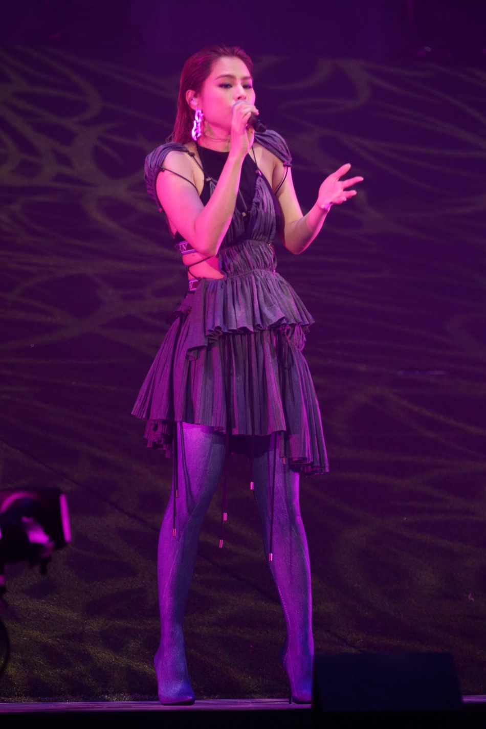 李幸倪红馆开唱造型多变 邀侧田对唱当嘉宾