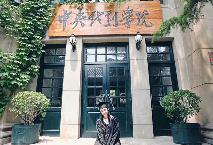 刘楚玄中戏毕业 "欢脱"返校重拾校园记忆