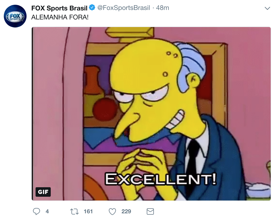 直接发了一条"哈哈哈哈哈哈哈哈哈哈",随后还附上了各种偷笑表情包