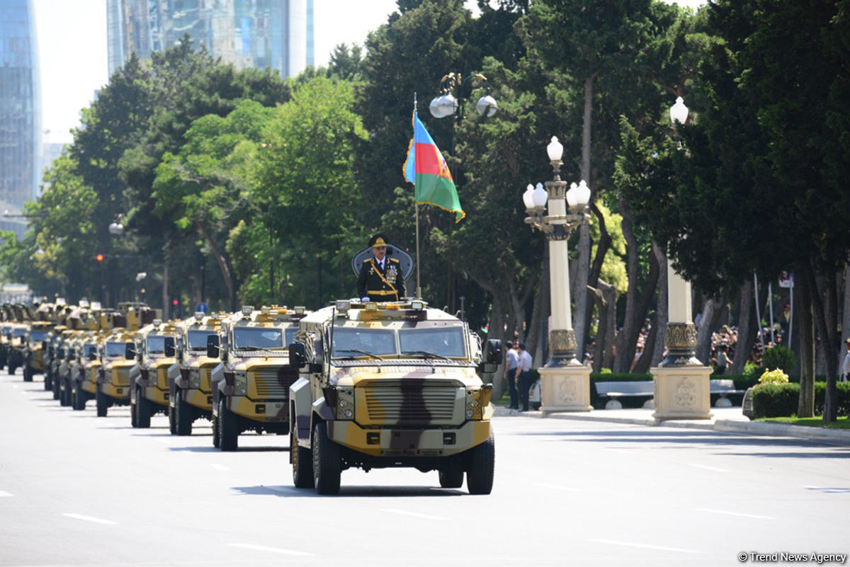 37 阿塞拜疆举行盛大阅兵式 亮出中国血统火箭炮