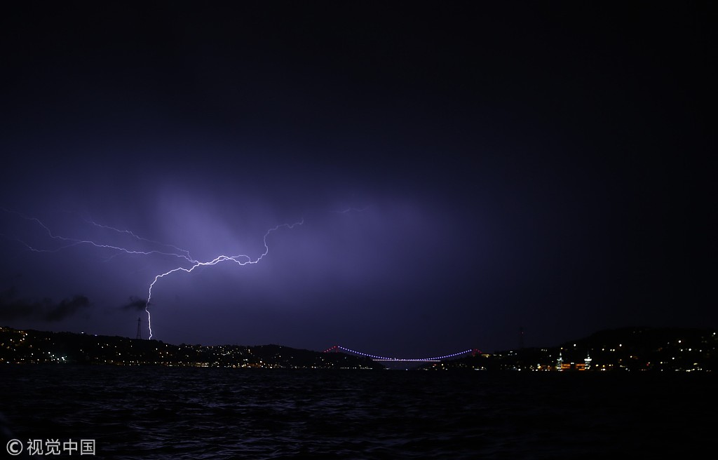 4 土耳其伊斯坦布尔现暴雨天气 闪电划破夜空