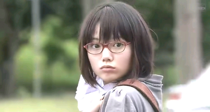 宫崎葵在电影《现在只想爱你》中造型清纯。