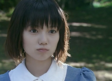 宫崎葵在电影《现在只想爱你》中造型清纯。