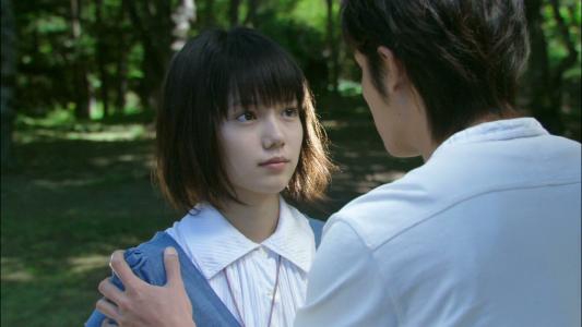 宫崎葵在电影《现在只想爱你》中造型清纯。