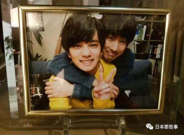 他去年蹦极时许愿想要“更加有名”，今年果然爆红，恭喜恭喜！今后也可以期待他越来越成熟的演技！