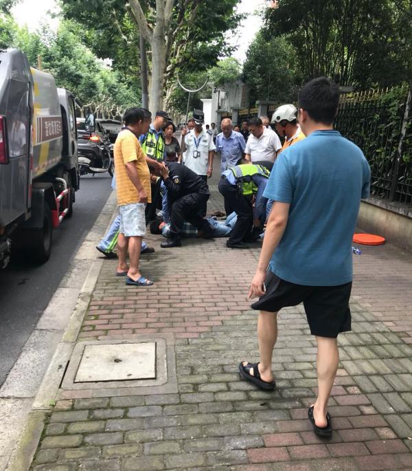 警方控制嫌疑人。 网络图 警方控制嫌疑人。 网络图