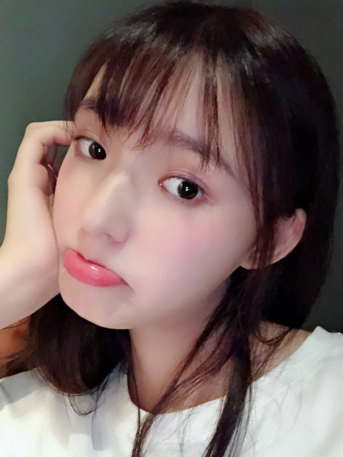 林允剪空气刘海晒嘟嘴自拍调侃要做表情包