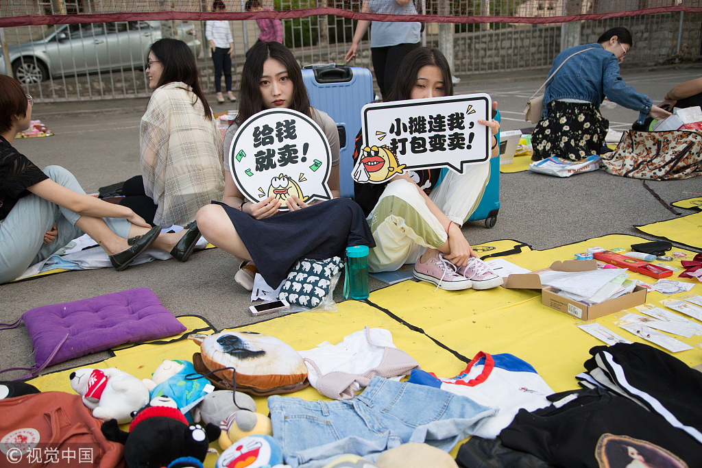 10 又是一年毕业季  各大高校"跳蚤市场"人气火爆
