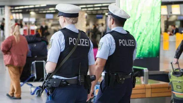 德国警方现在怀疑该男子可能要向同公司21人的死亡负责。来源：福克斯新闻