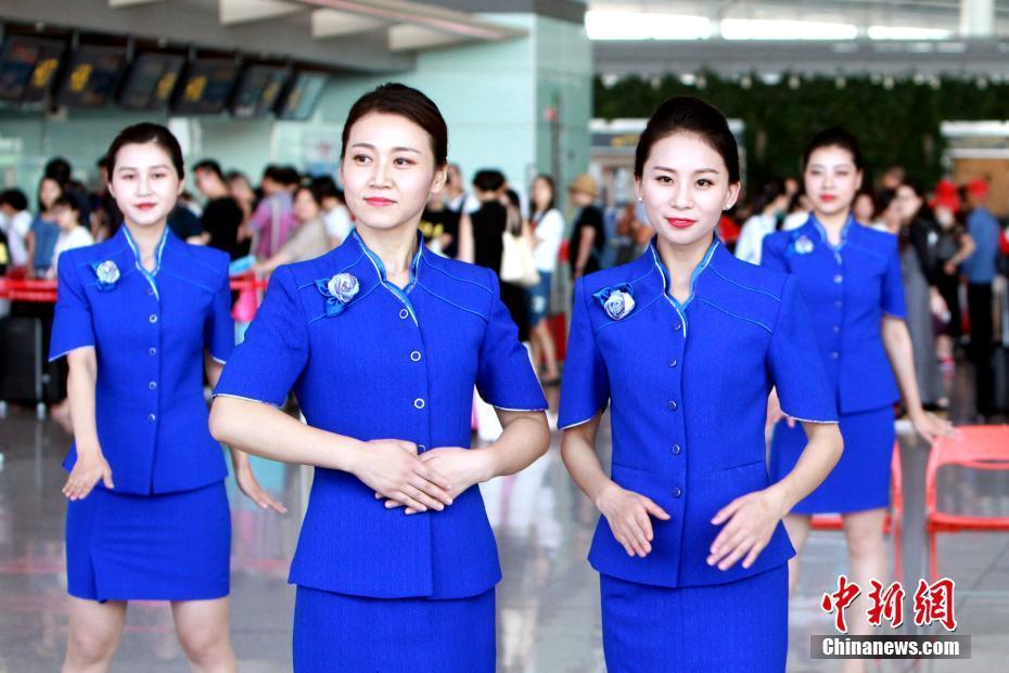 天津滨海国际机场空姐图片