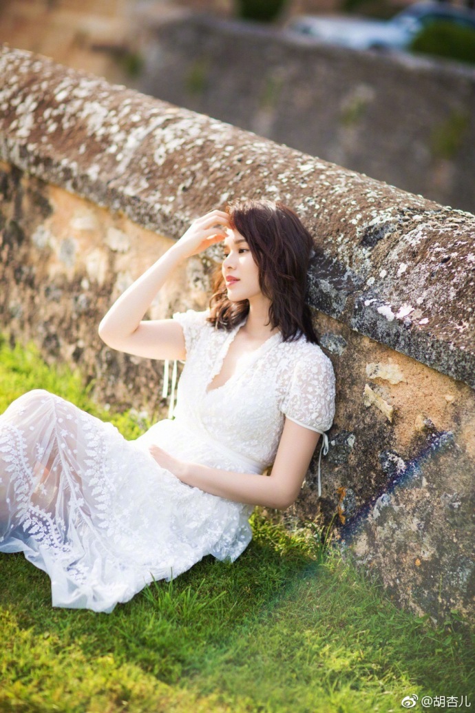 胡杏儿晒出游古堡美图 一袭白裙仙气足
