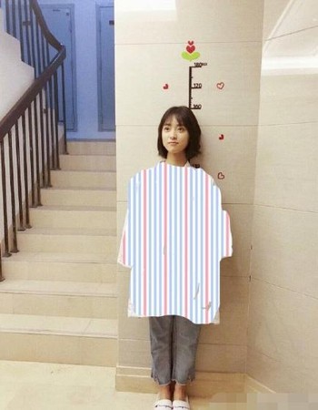 沈月看起来个子娇小,但其实也有160公分。