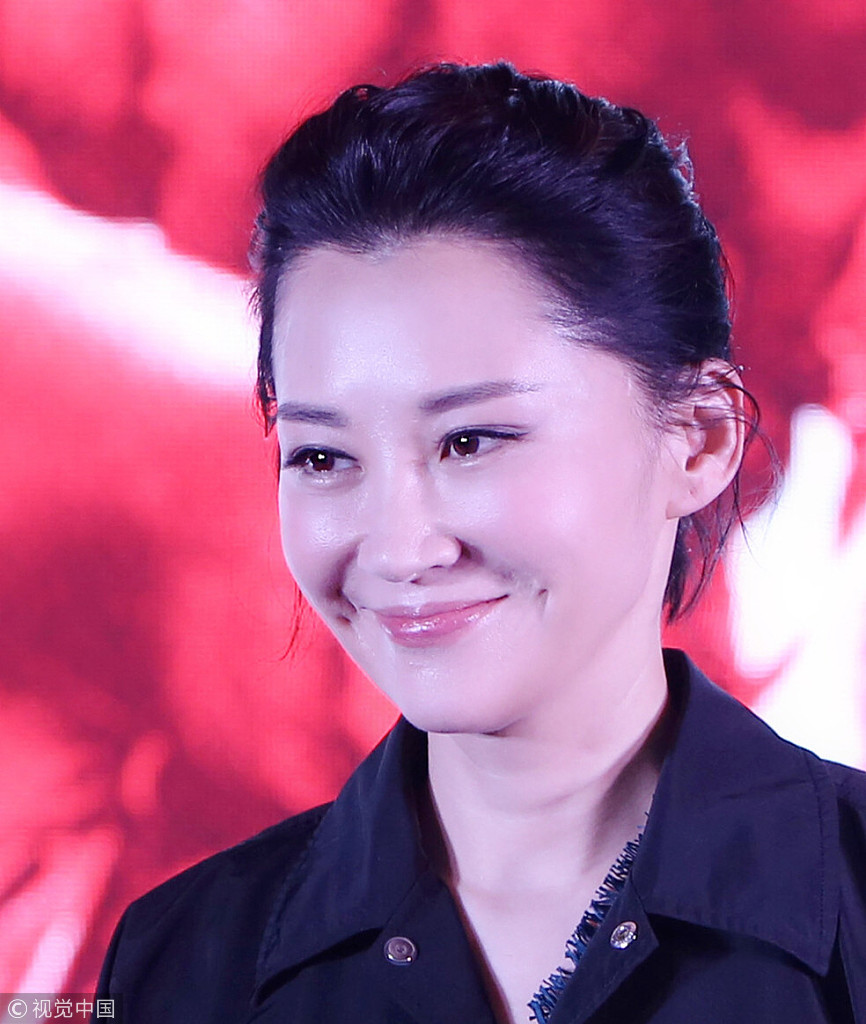 许晴现身昆明台上小动作不断显率性