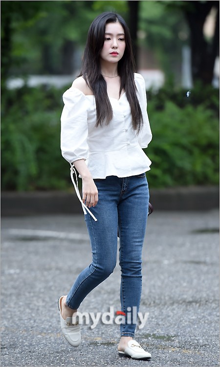 redvelvet亮相音银彩排joy甩发姿势魅惑