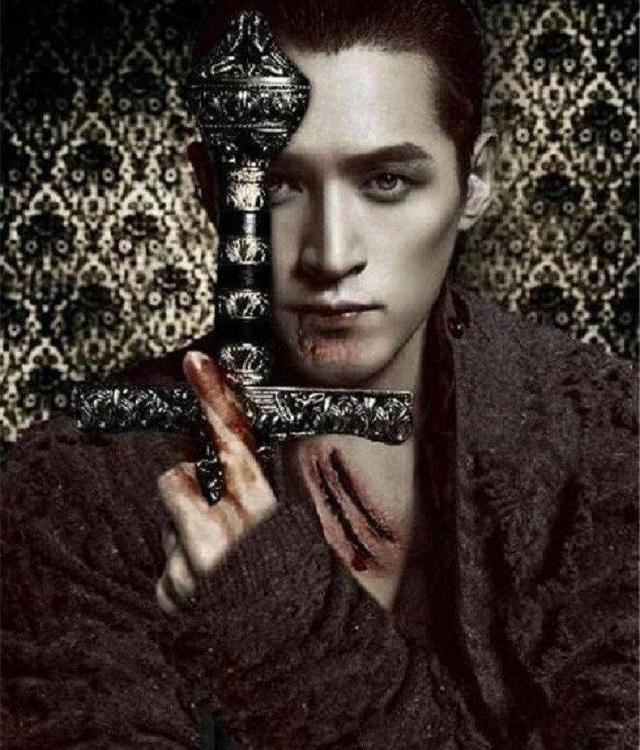 男明星吸血鬼扮相:蔡徐坤像王子,鹿晗超man