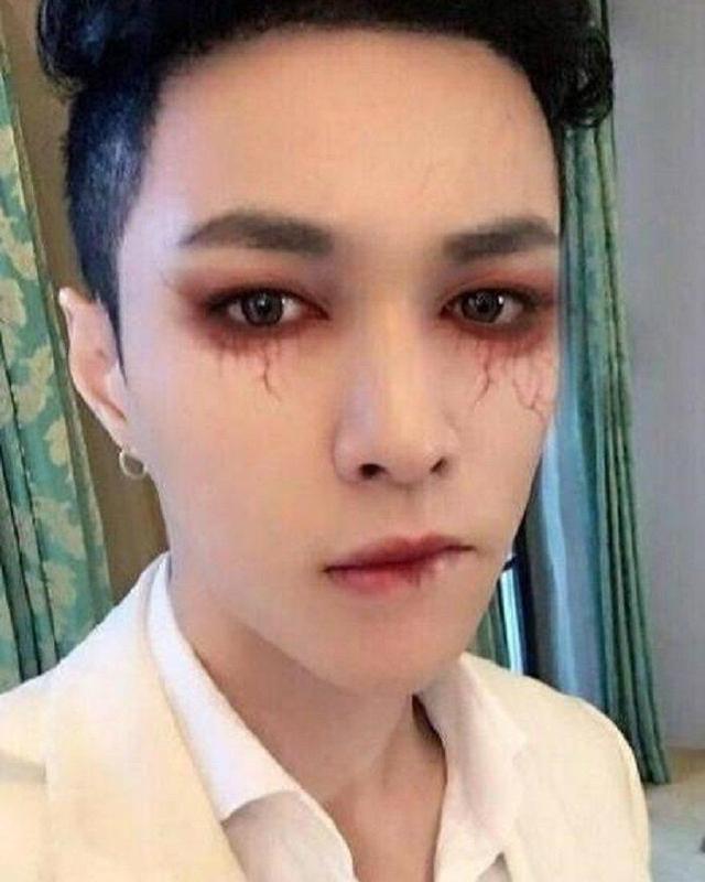 男明星吸血鬼扮相:蔡徐坤像王子,鹿晗超man