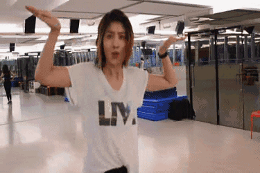 而之所以能够在年过四十还能保持这样的状态，黍觉得和她的家庭环境和成长经历有关。